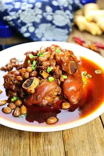 The peanut pig bends