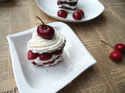 Cherry cocoa cake