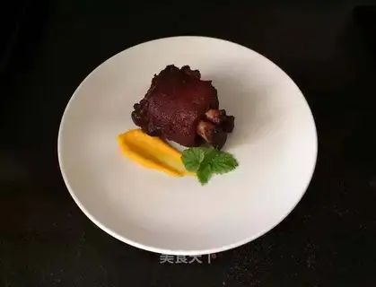Roasted pig feet