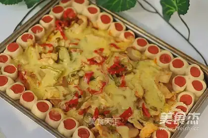 A pizza by the ham