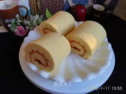 Strawberry jam cake rolls
