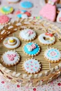 Straw hat frosting cookies
