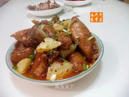 Potato steaming pigs' feet