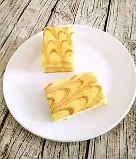 Fowl-colored cake