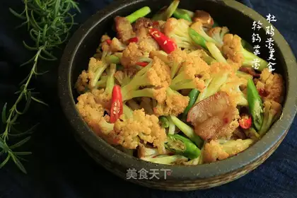 A pot of casserole
