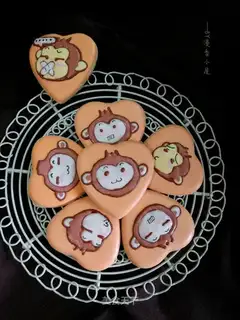 Monkey frosting cookies