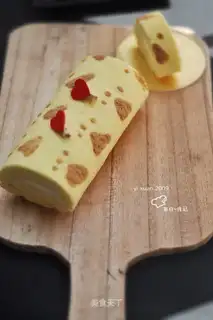 Cake rolls with claws