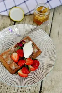 Rose sauce waffles