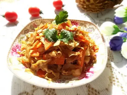 Skinned carrots and fried meat