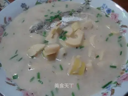 Bamboo shoots and crucian carp soup