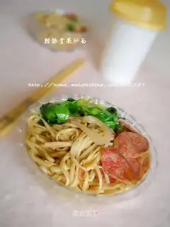 Fried noodles with sausage and vegetables