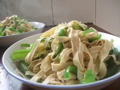 Green pepper and bean skin
