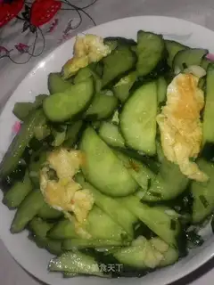 Scrambled eggs with garlic cucumber