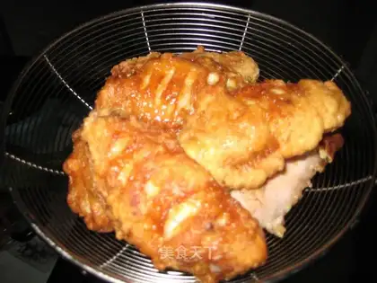 Fried chicken wings with garlic