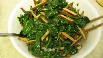 Dried bean curd mixed with spinach