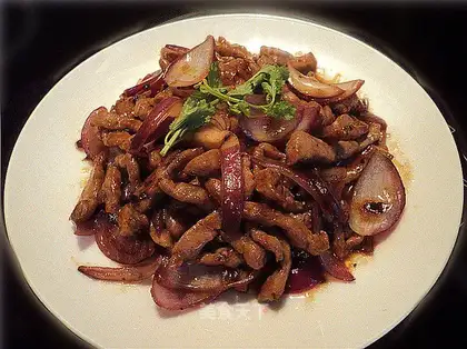 stir-fried pork with onion and black pepper sauce