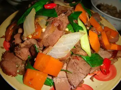 stir-fried beef with garlic and carrot