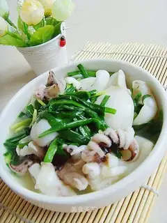 stir-fried ink fountain with leeks