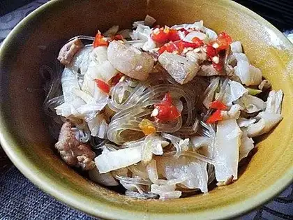 Stewed pork with pickled cabbage and vermicelli