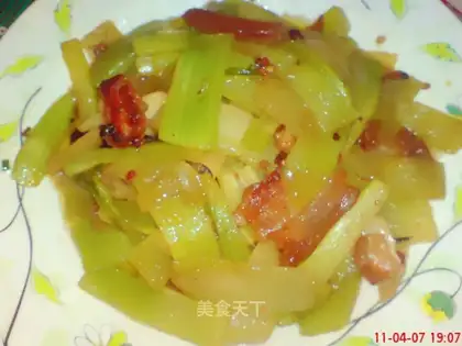 Sauteed pork slices with lettuce
