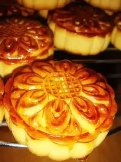 Guangdong-style bean paste moon cake