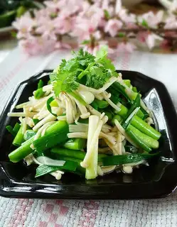 Garlic sprouts mixed with mushroom