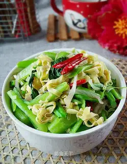 stir-fried shredded bean skin with green vegetables