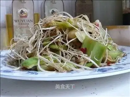 Cold salad with garlic and mustard skin
