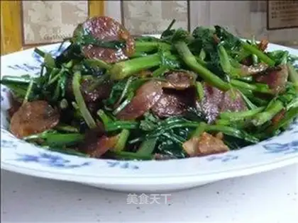 Fried sausage with wild celery