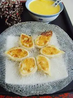 Fried dumplings with ice flowers
