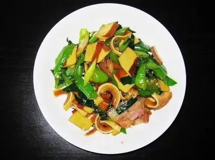 stir-fried pork ears with garlic sprouts