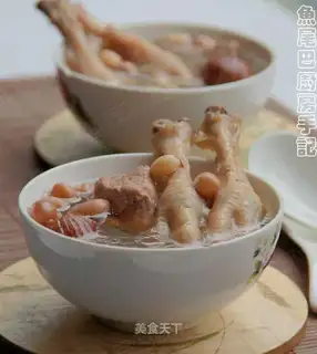 Peanut eyebrow bean chicken feet soup
