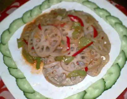 Lotus root slices in tomato sauce