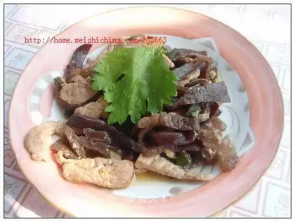 Stir fried pork slices with black fungus