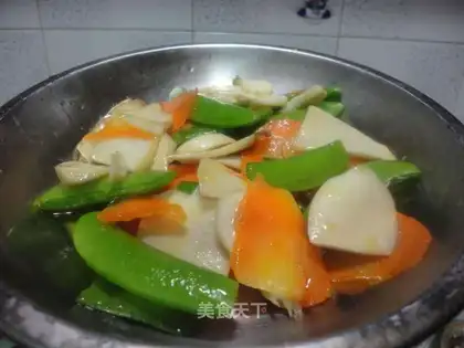 Three fresh vegetarian slices