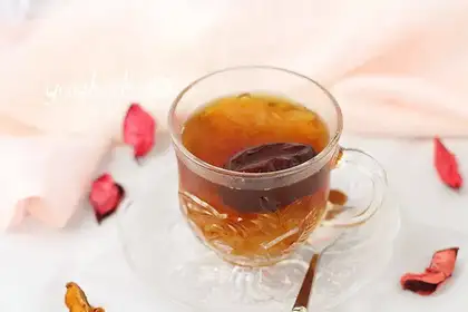 The silver spoon of red sugar