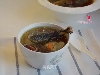 Chicken mushrooms, red date soup