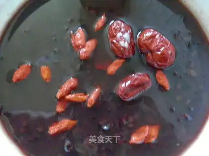 "Red dates, black rice."