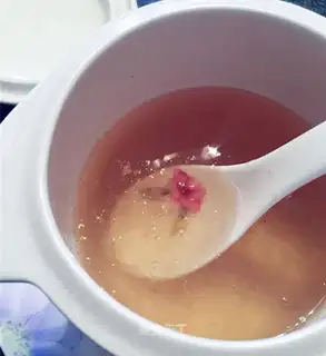 Sweet, red-tree-cooked ostrich