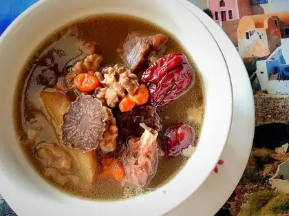 A walnut stew for a chicken