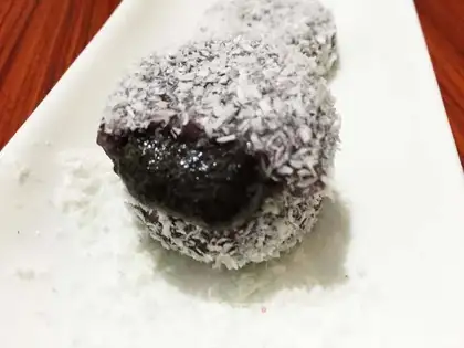 Coconut sesameballs
