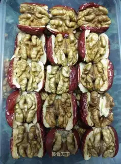 Red dates and walnuts
