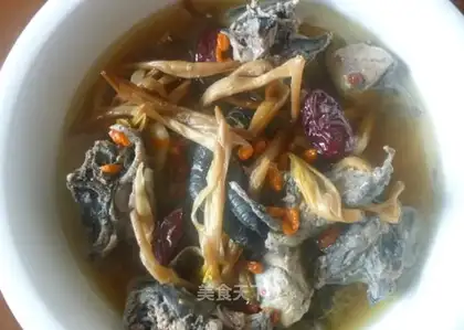 Chicken soup with yellow flowers