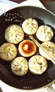Fry buns of mushroom shrimp