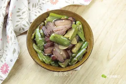 The green peppers are fried with gravy