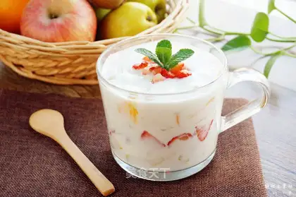 Yogurt fruit cup