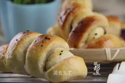 Red bean rolls