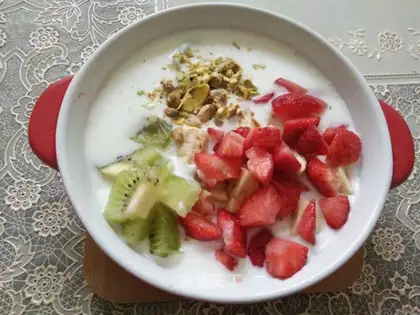 Yogurt fruit cup