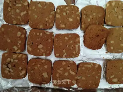 Red sugar walnut cookies