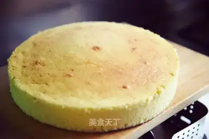 Milk raisin cake